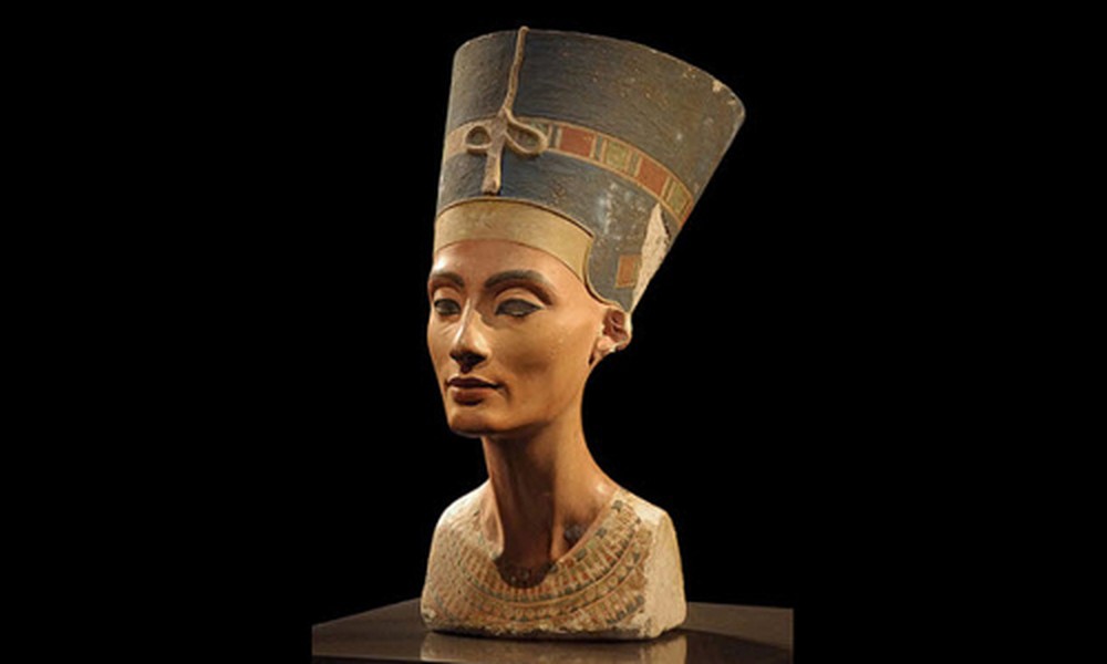  Nữ hoàng Nefertiti nổi tiếng Ai Cập cổ đại không chỉ bởi nhan sắc tuyệt mỹ mà còn gây ra những biến động lớn trong xã hội khi cùng chồng là pharaoh Amenhotep IV thực thi cuộc cách mạng tôn giáo.